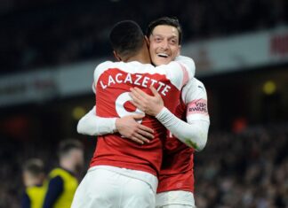 Alexandre Lacazette og Mesut Ozil